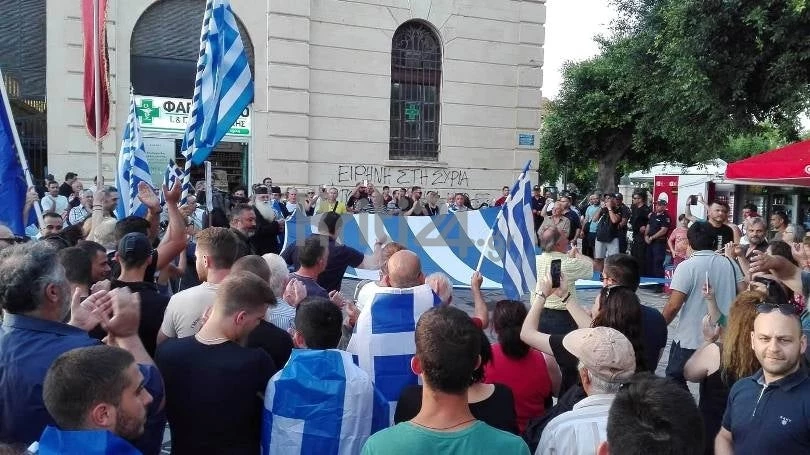 Eπεισόδια στα Χανιά στο συλλαλητήριο – Μάχη μεταξύ πατριωτών και αναρχικών – Δείτε βίντεο